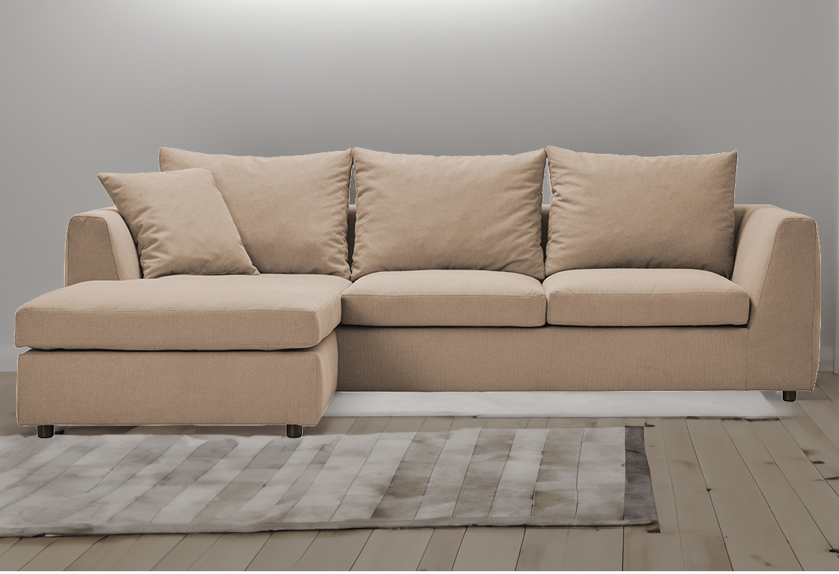 Απεικονίζεται ο καφέ καναπές τοποθετημένος σε σαλόνι ενώ μπροστά υπάρχει μία μοκέτα.